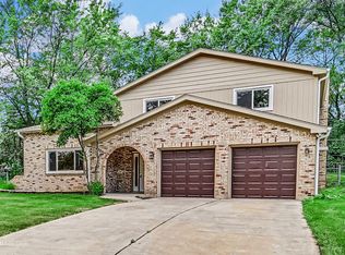 1300 Laurel Ln, Schaumburg, IL 60193