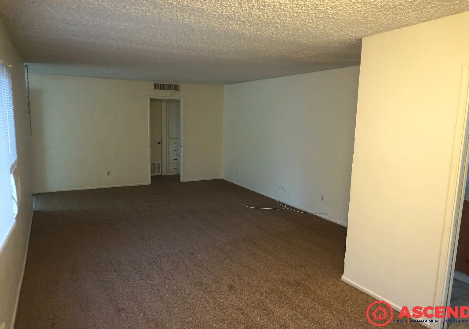 Spacious 3BD/2BA Home in Bakersfield's 93306 Garage, Driveway, Backyard! — Photo 3