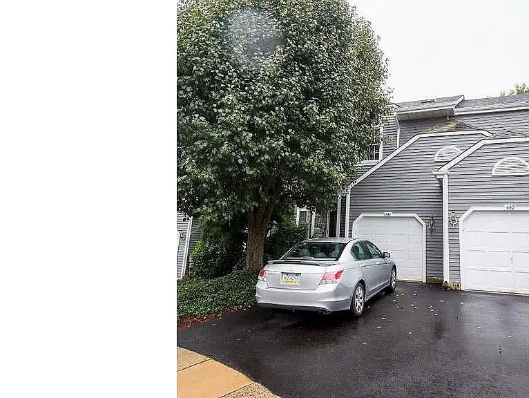 141 Summerhill Ct — Photo 2