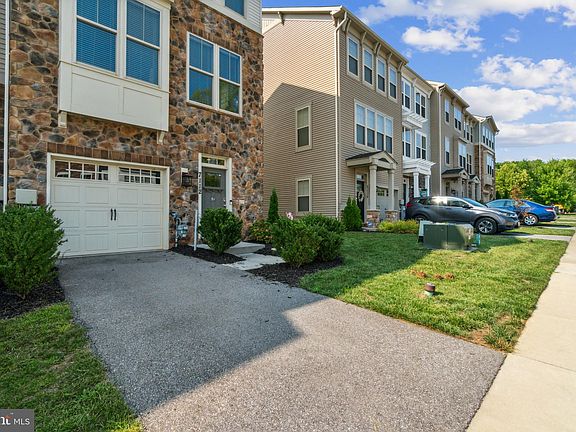 3rd image of 7112 Yamhill Way