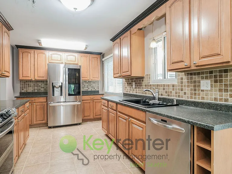 1327 S 232nd St — Photo 3