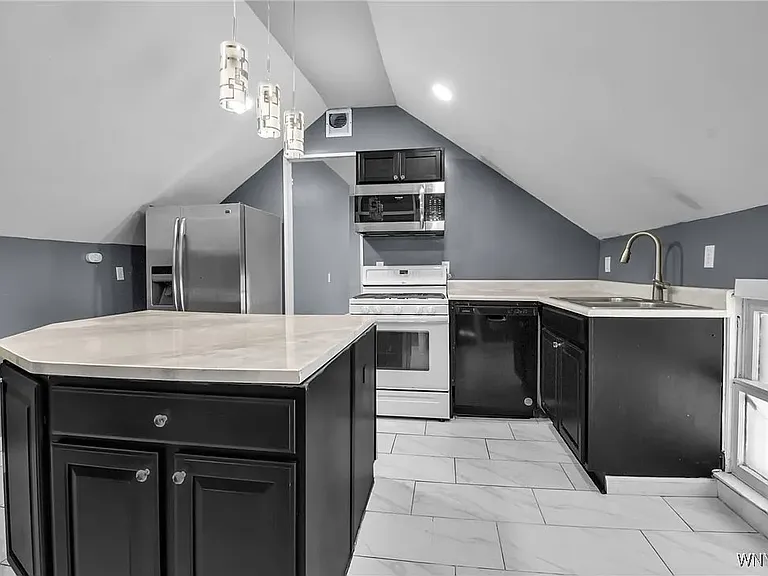 199 Amber St #2 — Photo 2