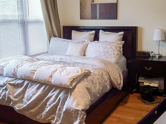3rd image of 3229 N Kenmore Ave #2S