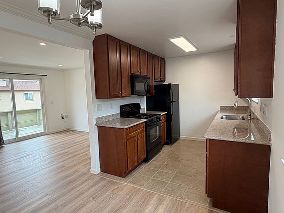 5th image of 527 Elm St #4