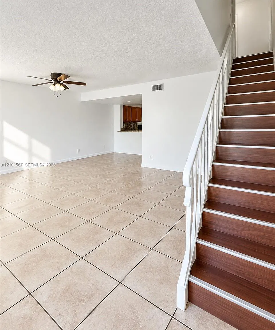 Town & Country Condo Phas — Photo 2
