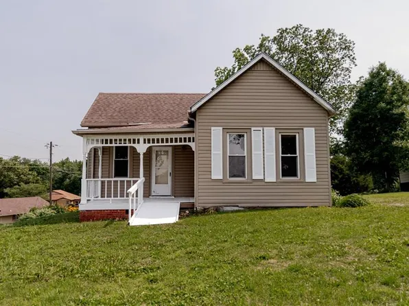 713 N 13th St, Atchison, KS 66002