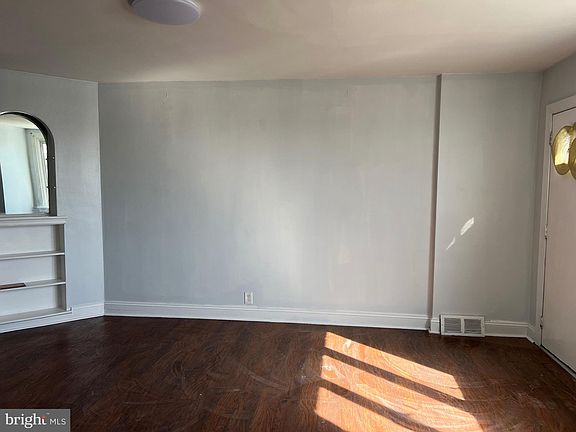 4th image of 3023 Devereaux Ave