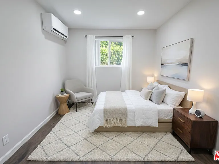 4424 Noble Ave — Photo 3