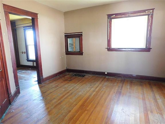 5th image of 507 E College St