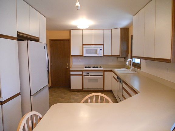 5th image of 571 Pinecroft Dr
