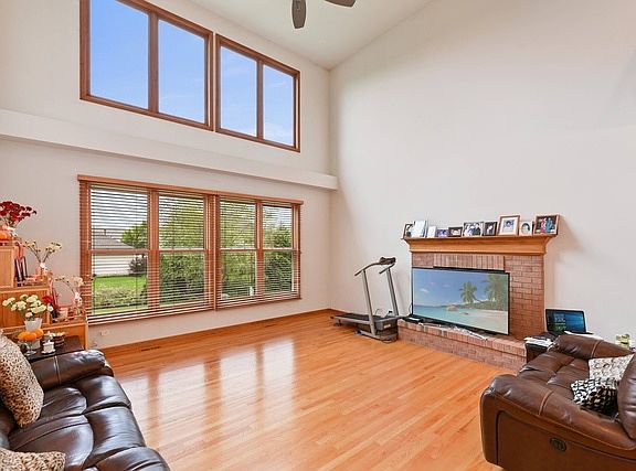 5th image of 814 Farm Dr