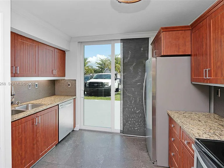 12340 SW 20th Ter #12340 — Photo 4