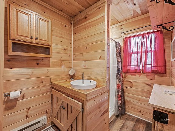 5th image of 677 Dickens Rd