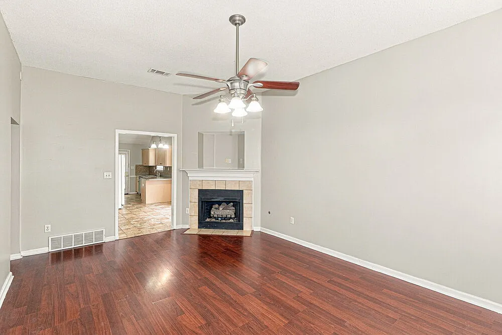 3 bed, 2.0 bath, 1199 sqft, $1,700 — Photo 4