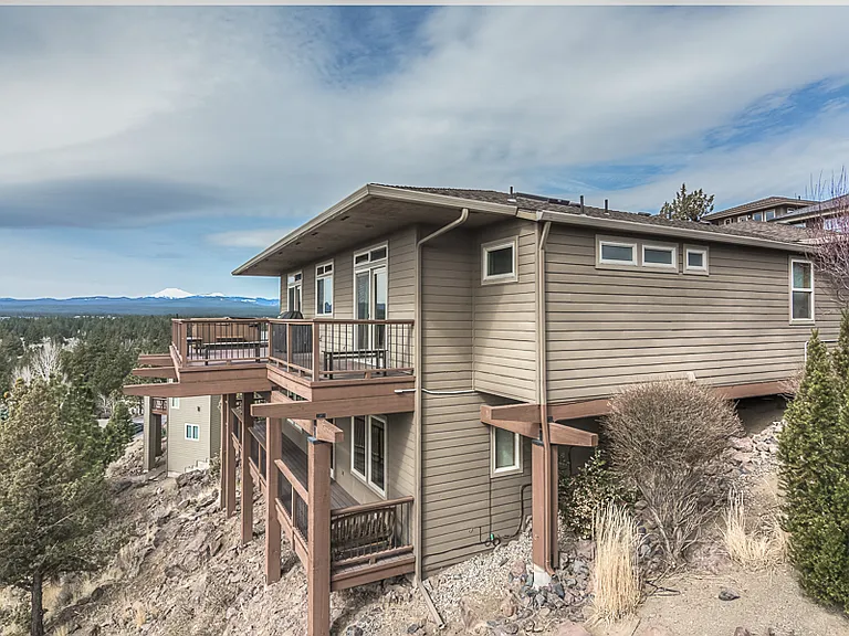 1784 SW Troon Ave — Photo 3