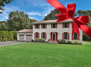 34 Twin Oaks Dr, Kings Park, NY 11754