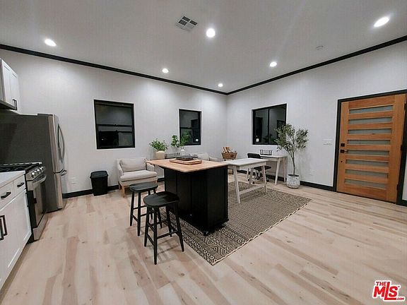 4th image of 17843 Tarzana St