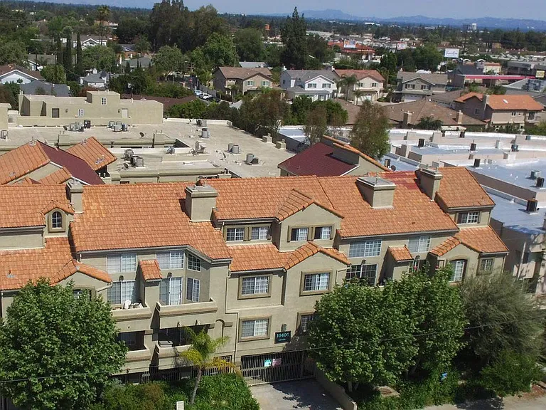 Canoga Luxury Apartments — Photo 8
