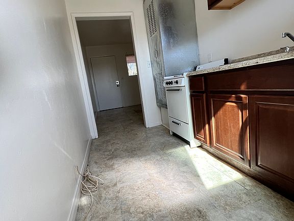 5th image of 3073 Imperial Ave #4