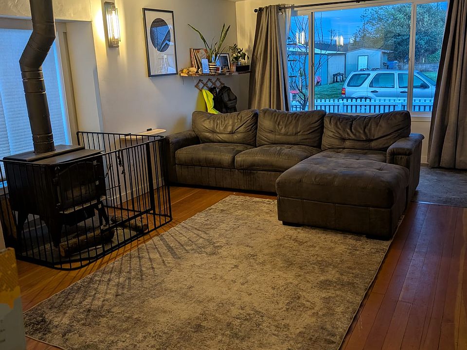 2nd image of 1009 Nestucca Ave