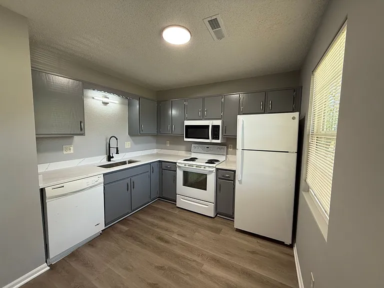702 N Jackson St — Photo 3