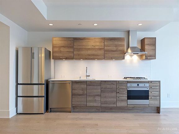 2nd image of 1075 Market St Unit 609