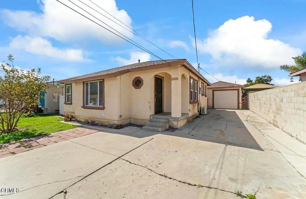 3 bed, 1.0 bath, 2100 sqft, $3,200 — Photo 1