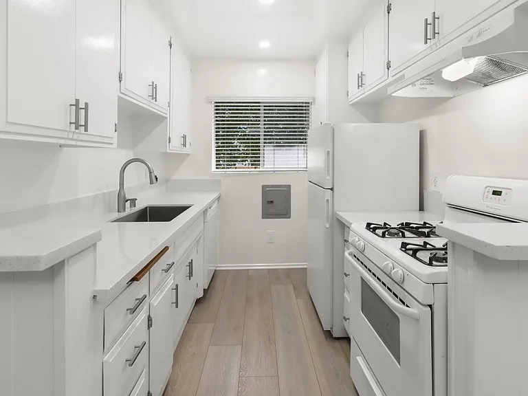 1226 McClellan Dr #5 — Photo 7