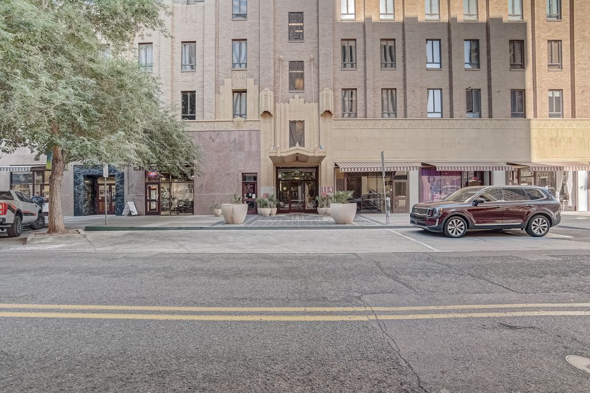  W Adams St 506-001