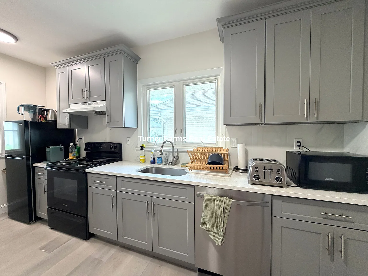 4 bed, 9999 sqft, $4,400 — Photo 2