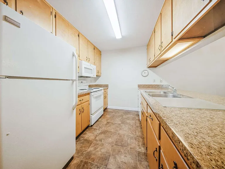 1402 Sturbridge Pl — Photo 15