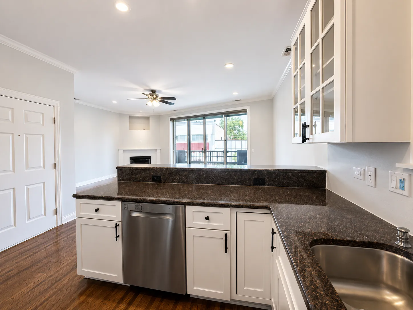 3 bed, 1700 sqft, $3,750 — Photo 2