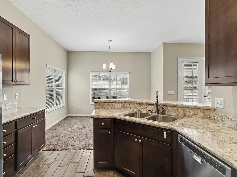 800 Redwood Ln — Photo 23