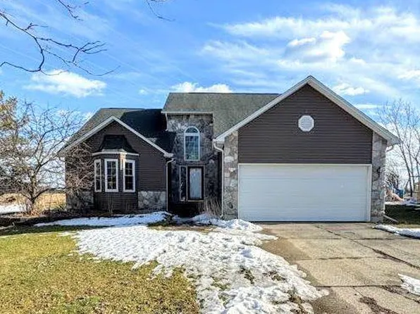 834 Peppermill Cir, Lapeer, MI 48446