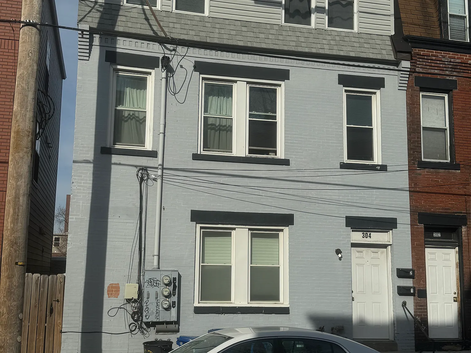 6 bed, $2,400 — Photo 1