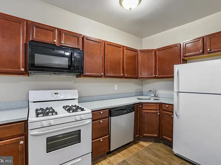 302 V St NE — Photo 12