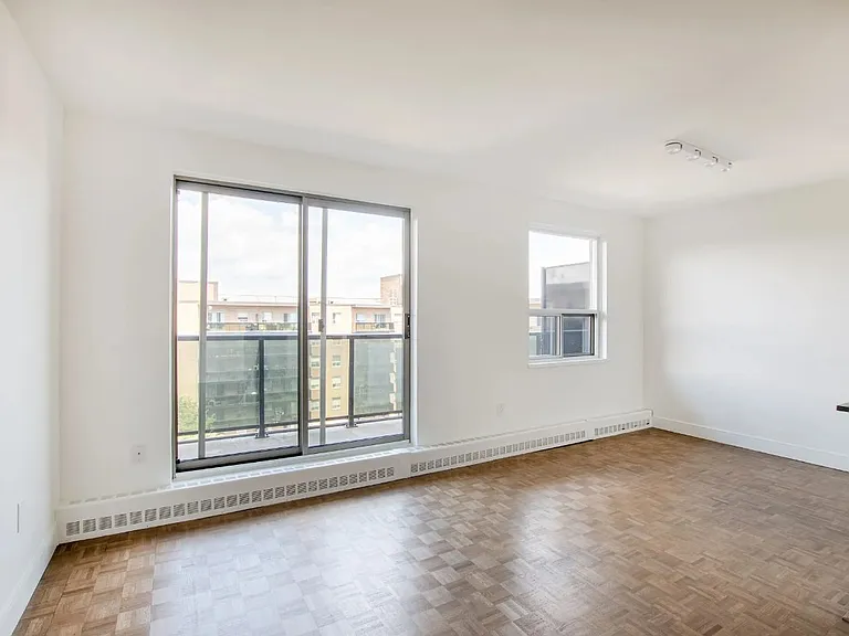 7411 Yonge St — Photo 4