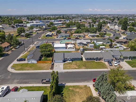 3rd image of 908 E Hayden Drive