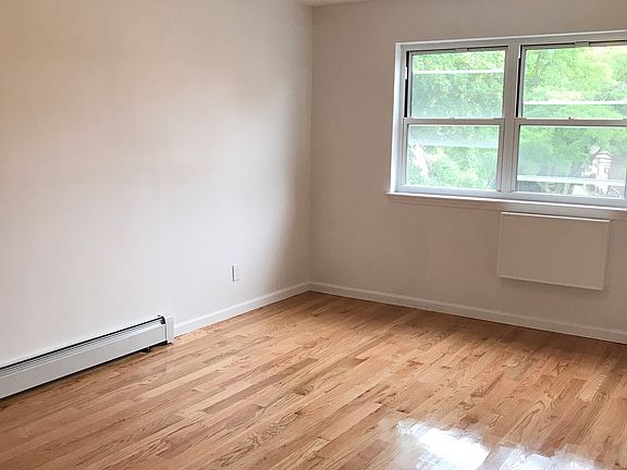 3rd image of 14354 Sanford Ave