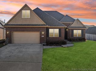 4029 S Rolling Oaks Dr W, Tulsa, OK 74107