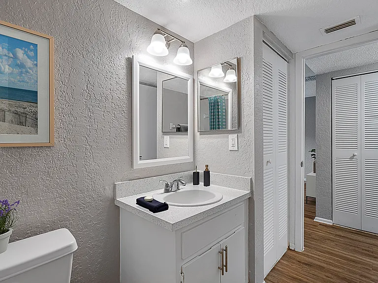 49th Street Apartments — Photo 10