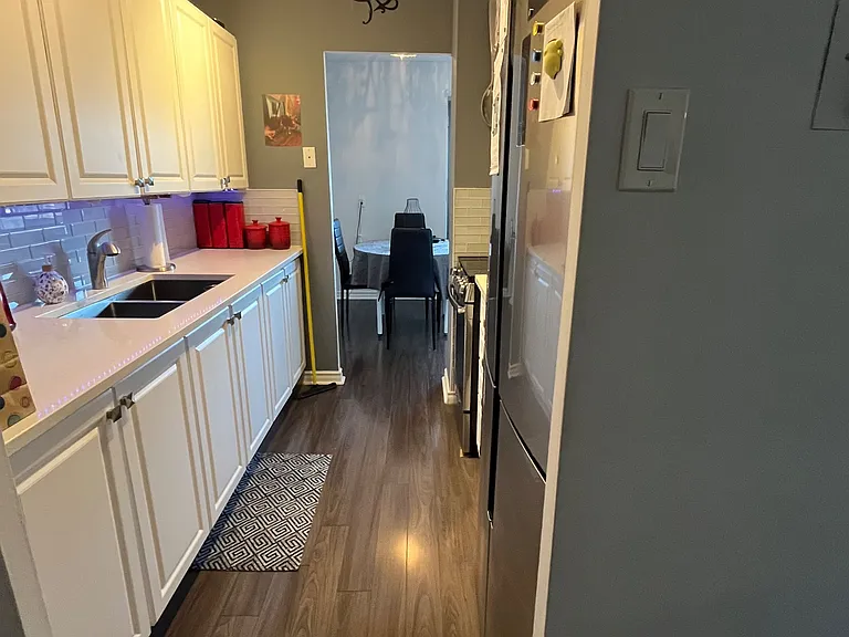 2485 Woking Cres #303 — Photo 2