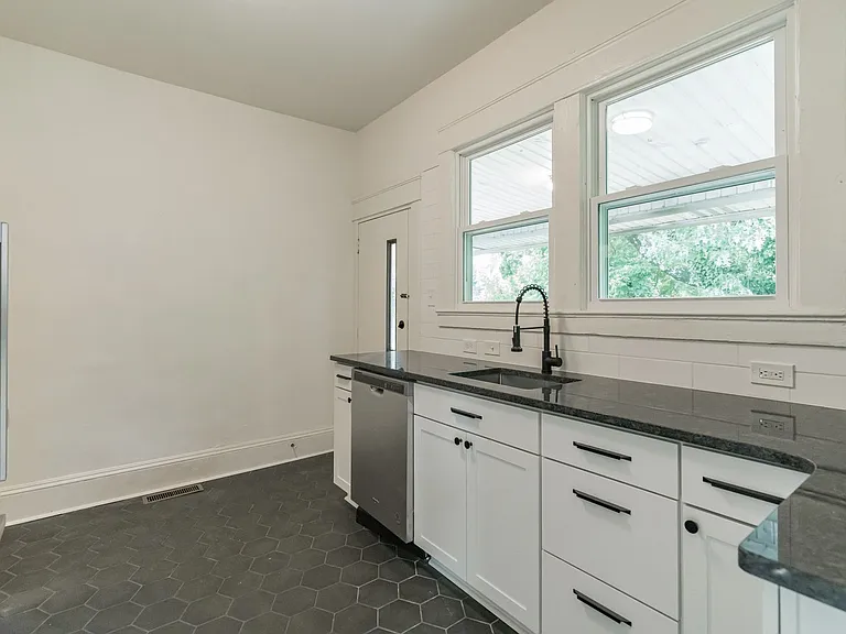 512 Granville Dr — Photo 9
