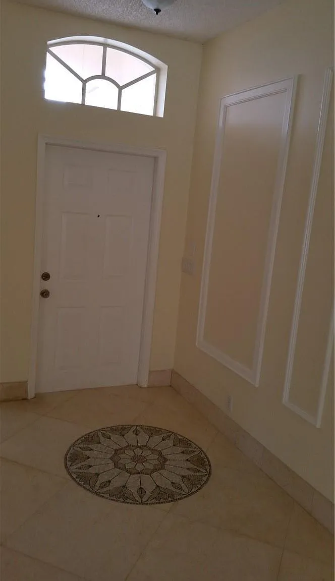 3 bed, 2.0 bath, 1694 sqft, $3,600 — Photo 2