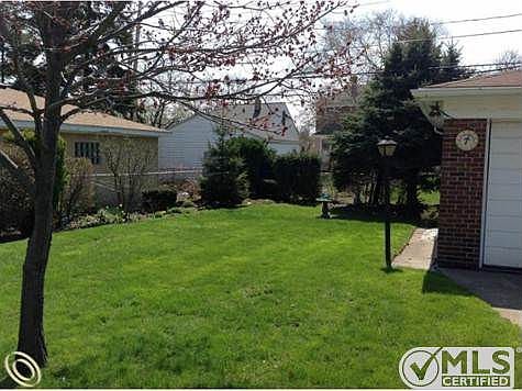 Edward 7296 - 4 backyard.JPG