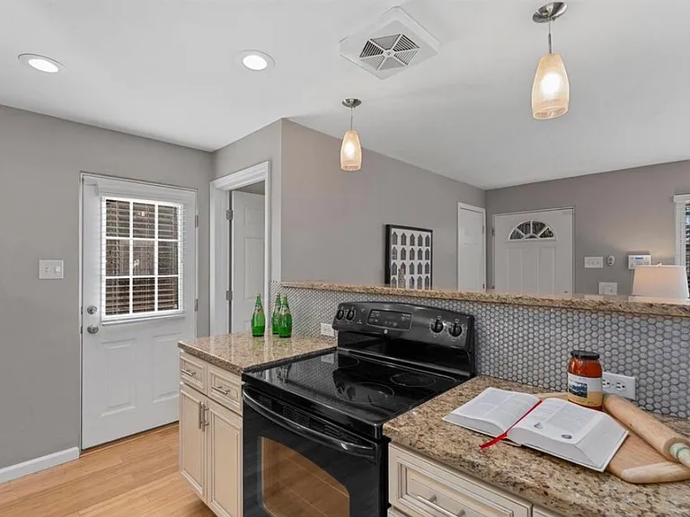 1614 Bredell Ave — Photo 10