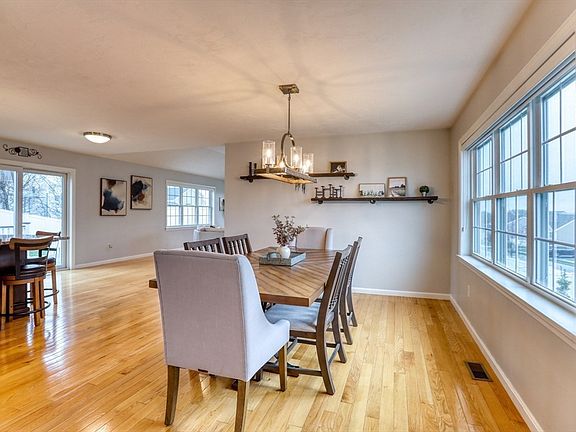 3rd image of 44 Gedney Dr