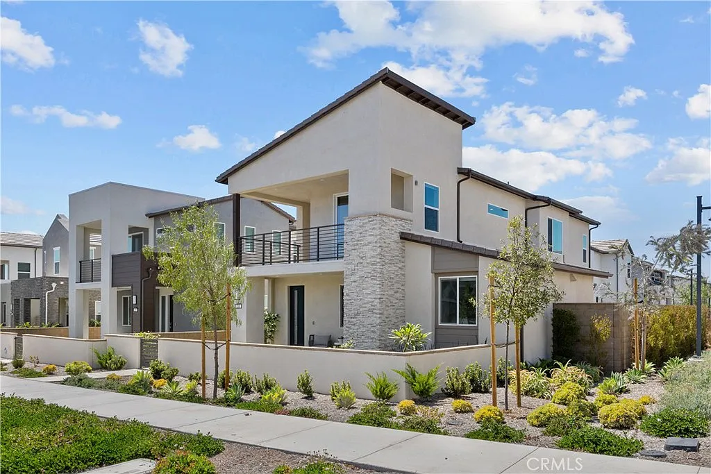 4 bed, 2.5 bath, 2073 sqft, $5,900 — Photo 1