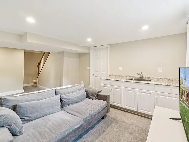 7412 Farnum St — Photo 19
