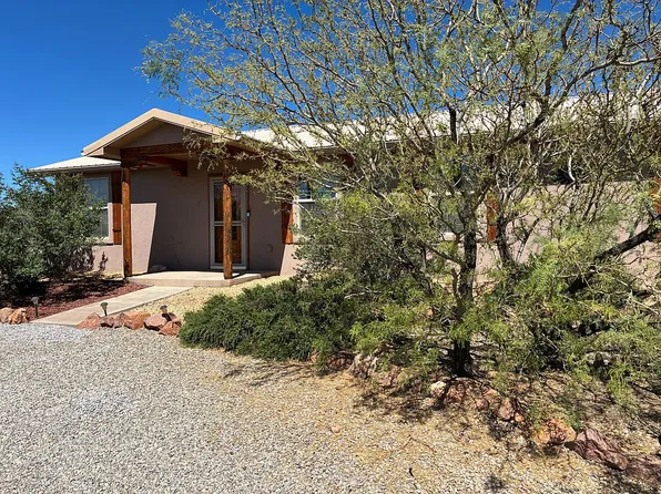4 Stagecoach Trl, La Luz, NM 88337